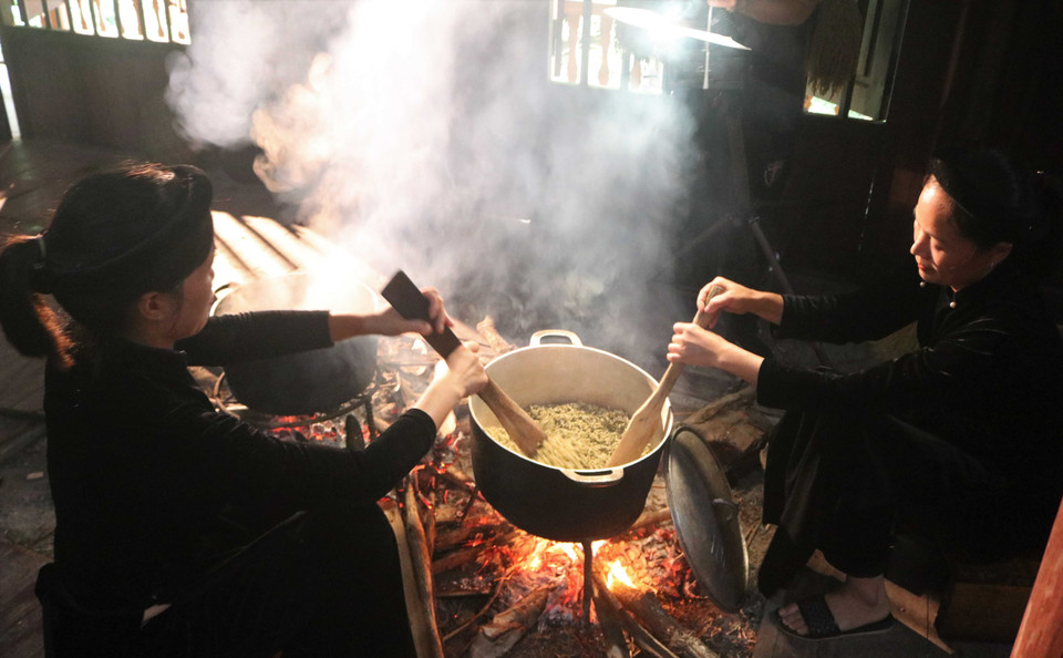 Công đoạn rang cốm. (Ảnh: Chu Hiệu/TTXVN)