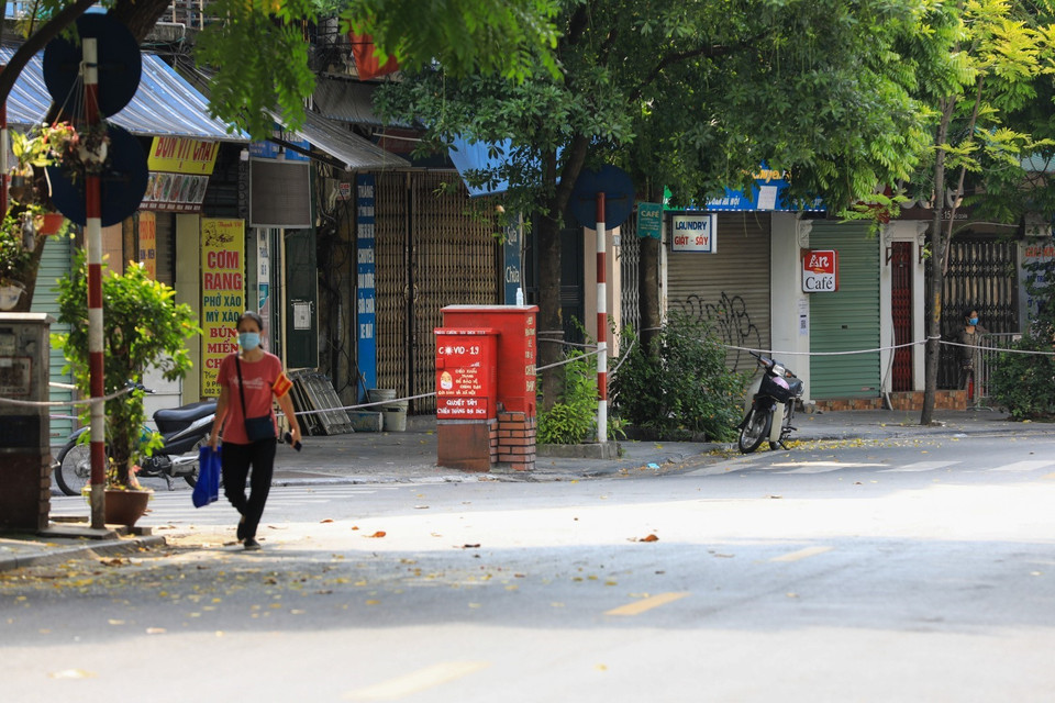 Chỉ những người có thẩm quyền trong công tác phòng dịch mới được phép ra đường, toàn bộ người dân trên khu phố được yêu cầu ở trong nhà. (Ảnh: Thành Đạt/TTXVN)
