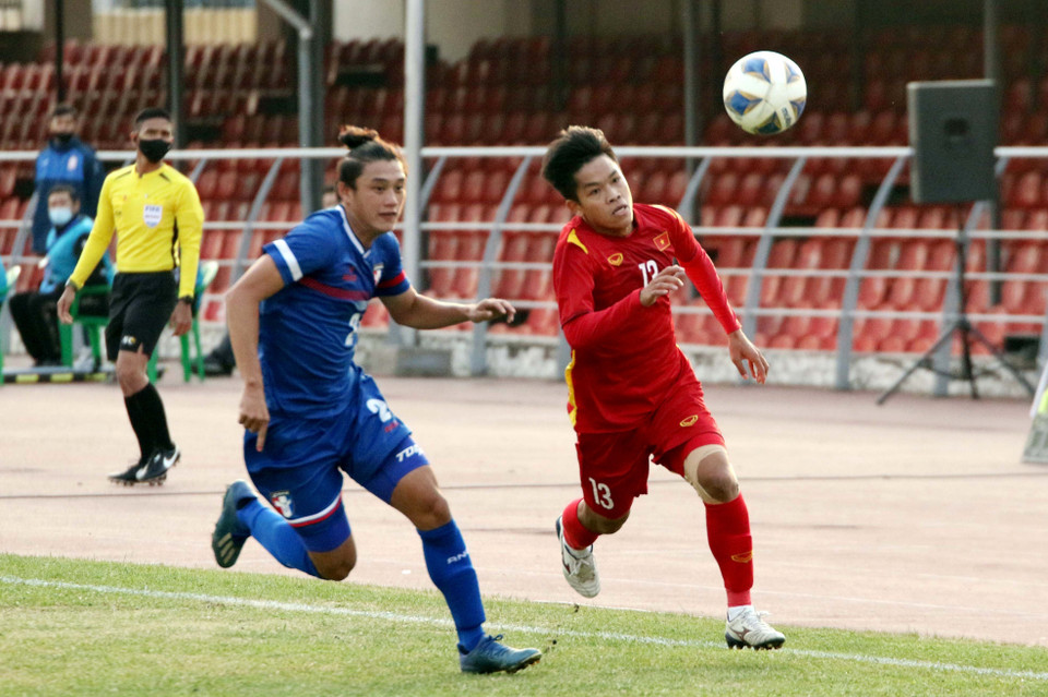 Pha tranh bóng giữa cầu thủ 2 đội. (Ảnh: TTXVN)