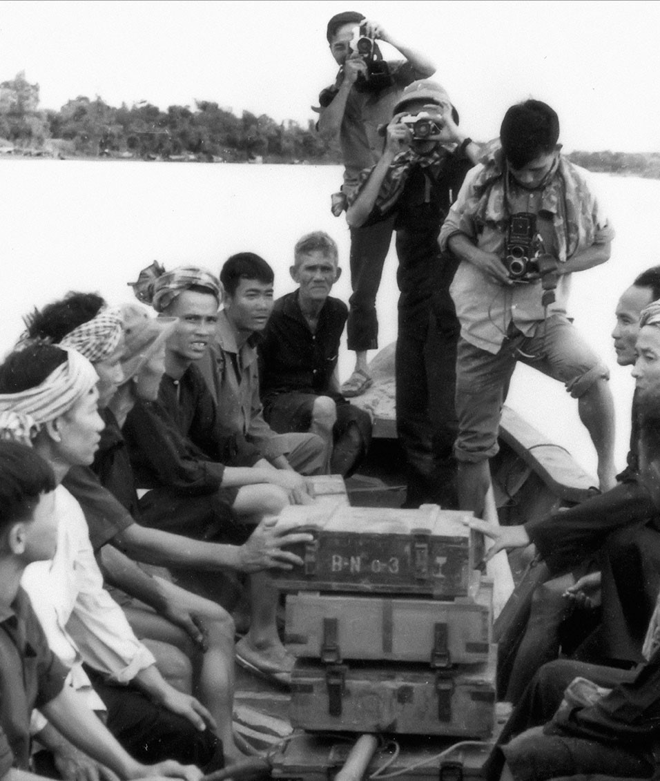 Phóng viên Thông tấn xã Giải phóng tác nghiệp trên đường đi công tác ở Đồng Tháp Mười. (Ảnh: TTXGP)