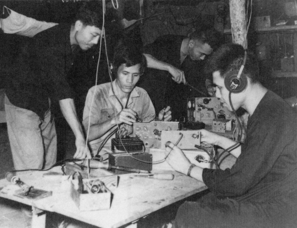 Bộ phận kỹ thuật của Thông tấn xã Giải phóng lắp ráp thiết bị thu phát tin, ảnh. (Ảnh: TTXGP)