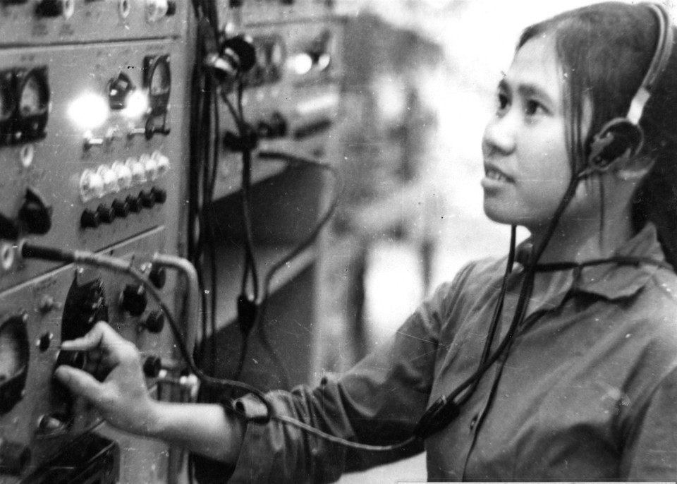 Nhân viên kỹ thuật điện báo theo dõi sóng để thu tin bằng máy teletype. (Ảnh: TTXGP)