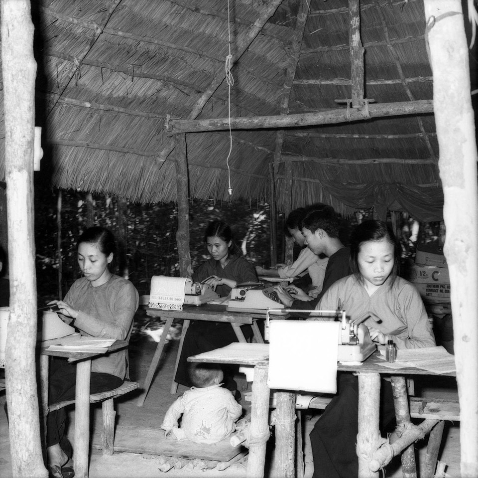Đánh máy bản tin tại căn cứ Thông tấn xã Giải phóng (1974). (Ảnh: TTXGP)