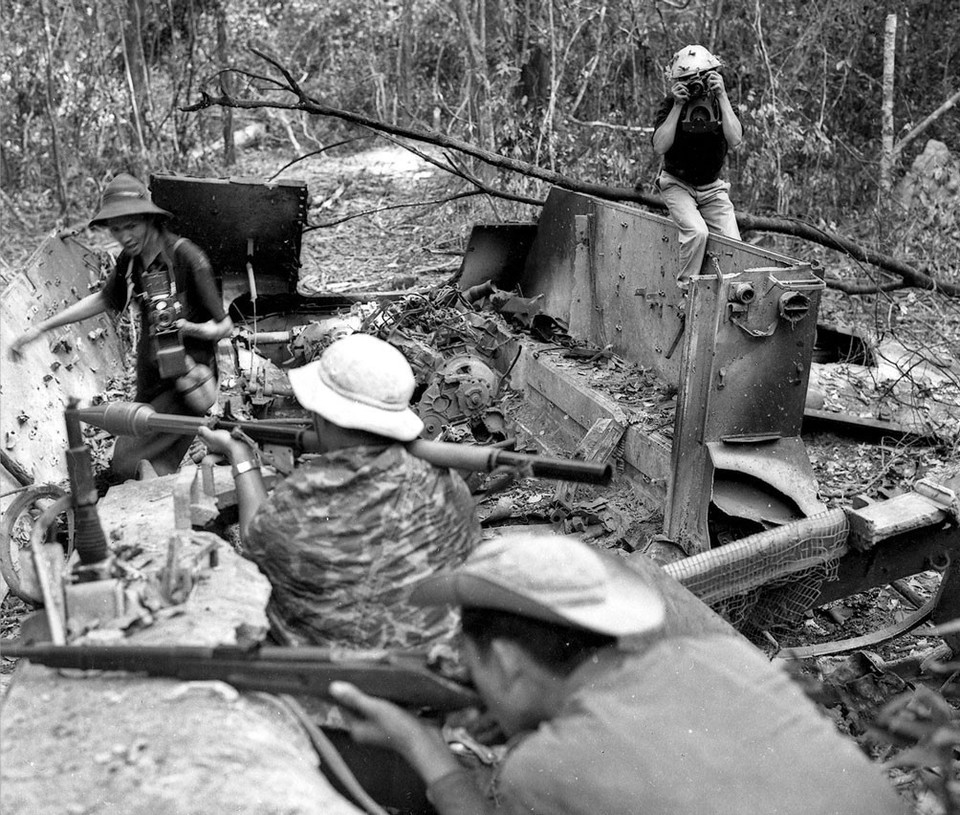 Phóng viên Thông tấn xã Giải phóng tham gia trận đánh chống càn Junction City của Mỹ (năm 1967). (Ảnh: TTXGP)