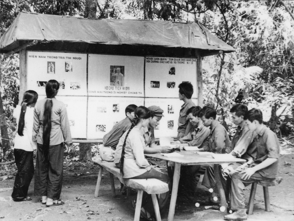 Khu sinh hoạt văn hóa của Ban Tuyên huấn khu V trong đó có tiểu ban Thông tấn xã Giải phóng Trung Trung bộ và Đài Minh ngữ Thông tấn xã Giải phóng. (Ảnh: TTXGP)