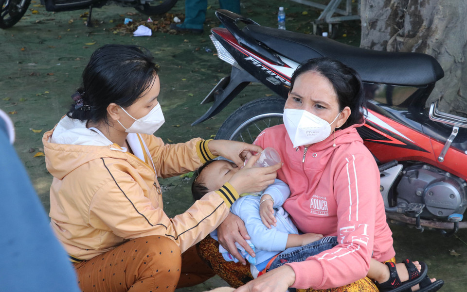 Nhiều người mệt mỏi do cả đêm không ngủ, bị kẹt ở chốt kiểm soát dịch thuộc huyện Bình Chánh, Thành phố Hồ Chí Minh. (Ảnh: Bùi Giang/TTXVN)