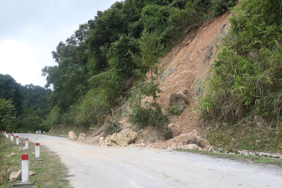 Từ xã Tam Thái đi đến xã Tam Hợp, huyện Tương Dương, đã có 5 điểm sạt lở lớn gây mất an toàn cho các phương tiện và người tham gia giao thông. (Ảnh: Bích Huệ/TTXVN)