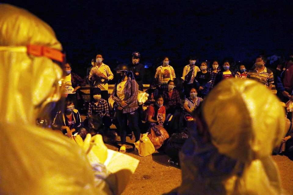 Người dân đi từ vùng dịch phía Nam về quê qua địa bàn Hà Nội sẽ được lực lượng chức năng tại chốt kiểm dịch số 1, QL 1A, huyện Phú Xuyên phân loại theo nguyện vọng về địa phương. (Ảnh: Phạm Kiên/TTXVN)