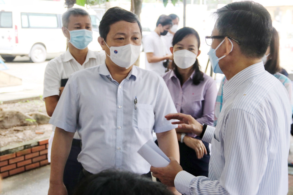 Phó Chủ tịch UBND Thành phố Hồ Chí Minh Dương Anh Đức (bên trái) tới kiểm tra điểm tiêm vaccine phòng COVID-19 cho học sinh tại huyện Củ Chi sáng 27/10. Ảnh: Thu Hương - TTXVN