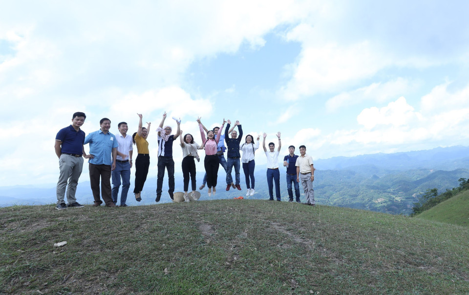 Du khách yêu thiên nhiên đến khám phá, thưởng ngoạn và tận hưởng vẻ đẹp tự nhiên yên bình và quyến rũ của núi Nàng Tiên, tỉnh Lạng Sơn. (Ảnh: Anh Tuấn/TTXVN)