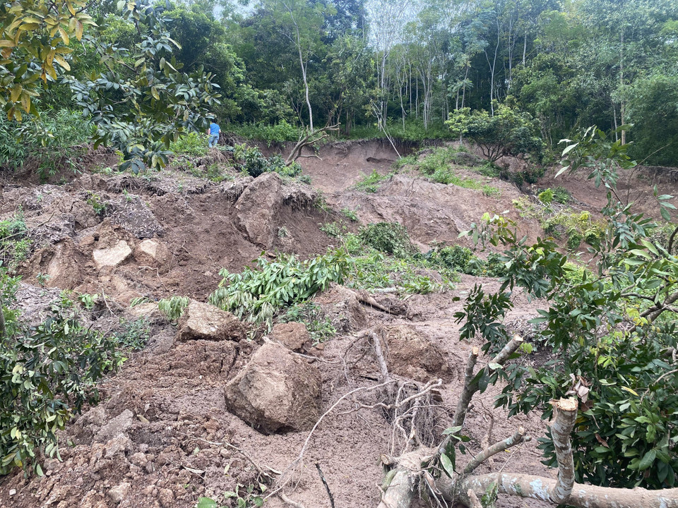 Không chỉ đe dọa nhà dân, lở núi còn gây ra nguy cơ chia cắt tuyến đường độc đạo dẫn vào xã Tam Hợp, huyện Tương Dương. (Ảnh: Bích Huệ/TTXVN)