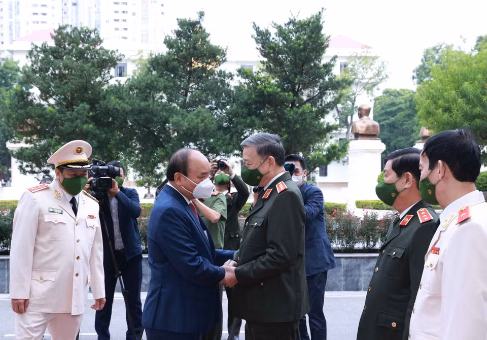 Sáng 25/10, tại Hà Nội, Chủ tịch nước Nguyễn Xuân Phúc dự chương trình kỷ niệm 75 năm Ngày truyền thống Học viện An ninh nhân dân, đón nhận Huân chương Chiến công hạng Nhất và khai giảng năm học 2021-2022. (Ảnh: Thống Nhất/TTXVN)