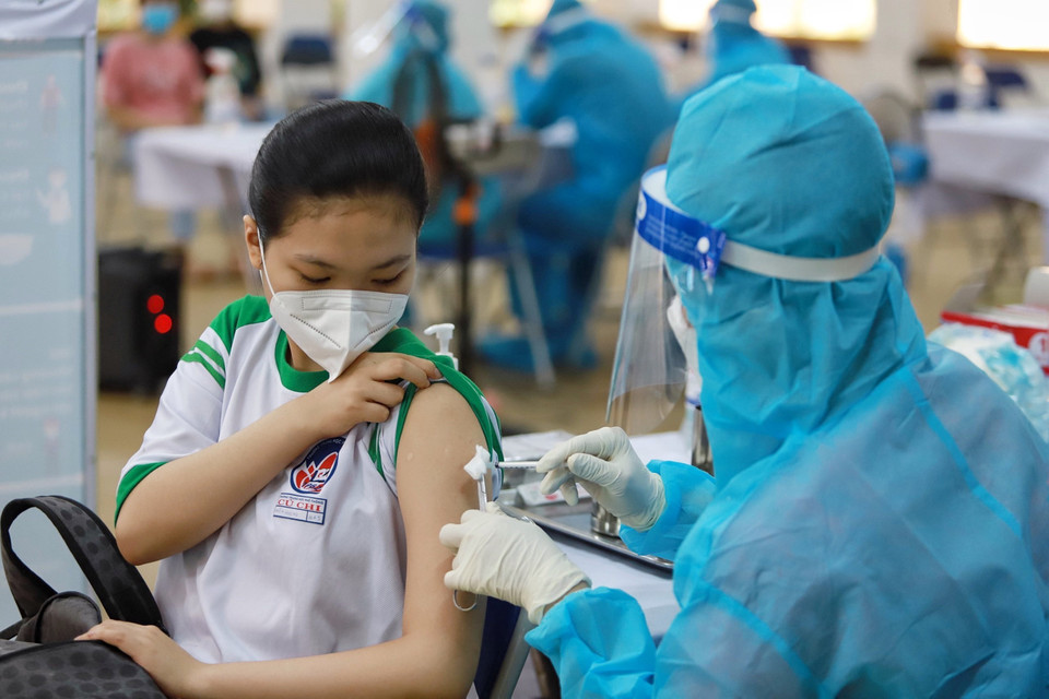Nhân viên y tế tiêm vaccine phòng COVID-19 cho học sinh tại huyện Củ Chi. (Ảnh: Thu Hương/TTXVN)