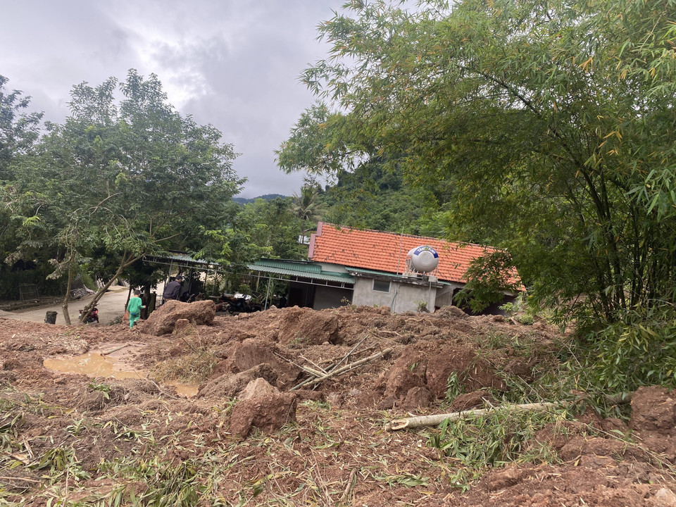 Sau trận mưa lớn, đất đá từ trên núi lại tiếp tục tràn xuống căn nhà của các hộ dân ở bản Can, xã Tam Thái, huyện Tương Dương. (Ảnh: Bích Huệ/TTXVN)