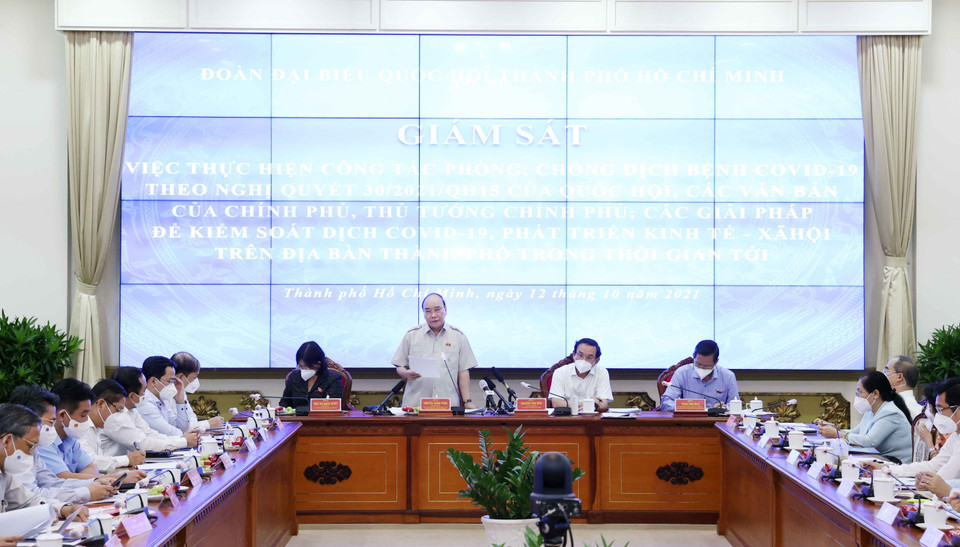 Chủ tịch nước Nguyễn Xuân Phúc cho rằng Thành phố Hồ Chí Minh cần tiếp tục xây dựng hệ thống quản lý rủi ro để có thể xác định, đánh giá, giám sát nhằm giảm thiểu tác động do dịch bệnh COVID-19. (Ảnh: Thống Nhất/TTXVN)