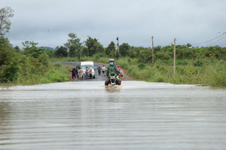 Tuyến đường liên huyện Ea Súp-Ea Hleo bị ngập sâu trong nước lũ. (Ảnh: Tuấn Anh/TTXVN)