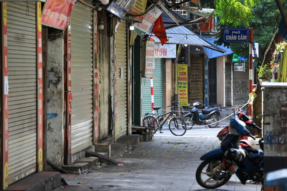 Các cửa hàng kinh doanh dịch vụ ăn uống, càphê trên phố Phủ Doãn phải tạm thời đóng cửa đảm bảo công tác phòng chống dịch. (Ảnh: Thành Đạt/TTXVN)