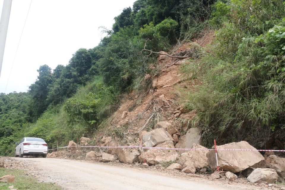 Sạt lở núi đã khiến cho lượng khối đất đá tràn xuống lòng đường gây mất an toàn cho các phương tiện qua lại trên tuyến đường xã Tam Thái đi vào xã Tam Hợp, huyện Tương Dương. (Ảnh: Bích Huệ/TTXVN)