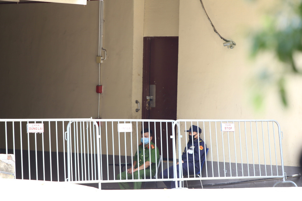 Lực lượng chức năng chốt trực tại lối vào Khách sạn Pan Pacific (Tây Hồ) đang tạm thời bị phong tỏa. (Ảnh: Hoàng Hiếu/TTXVN)