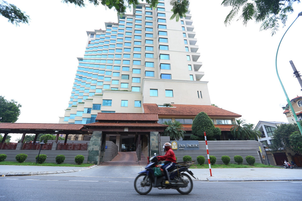 Khách sạn Pan Pacific (Tây Hồ) tạm thời bị phong tỏa. (Ảnh: Hoàng Hiếu/TTXVN)