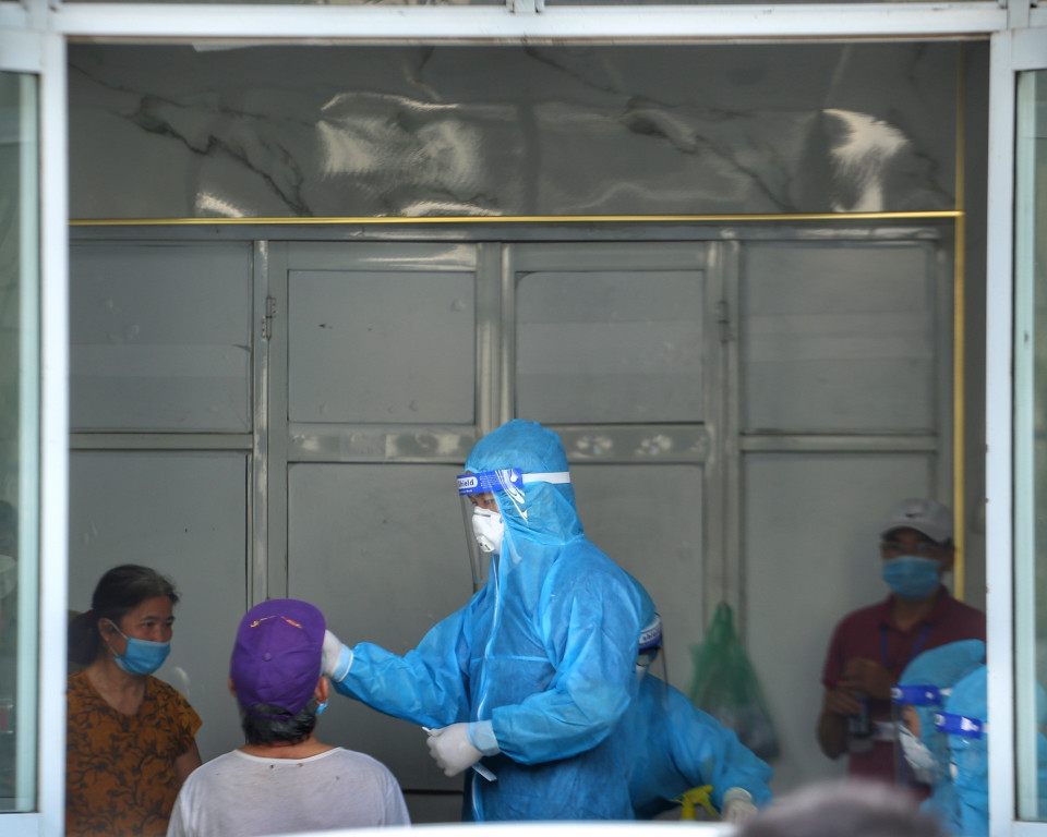 Lấy mẫu xét nghiệm COVID-19 cho cư dân tại toà nhà CT4A Mễ Trì Thượng (Nam Từ Liêm), nơi ở của ca dương tính tại ngân hàng Agribank chi nhánh Hoàng Quốc Việt. (Ảnh: Tuấn Đức/TTXVN)