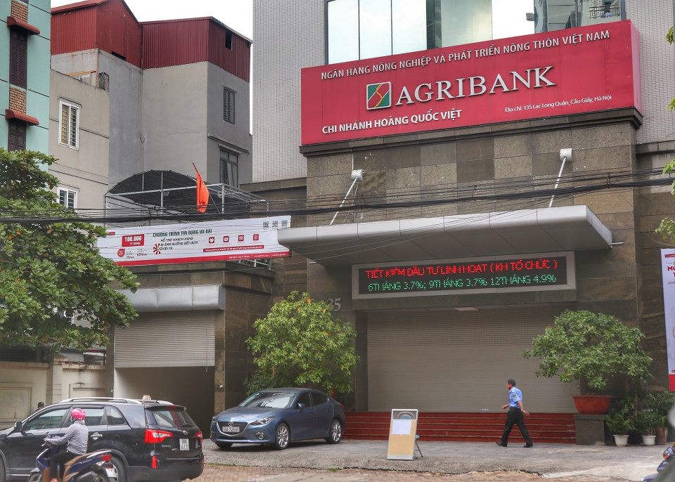 Ngân hàng Agribank chi nhánh Hoàng Quốc Việt (135 Lạc Long Quân, Tây Hồ) tạm thời đóng cửa do có một trường hợp dương tính với COVID-19. (Ảnh: Tuấn Đức/TTXVN)
