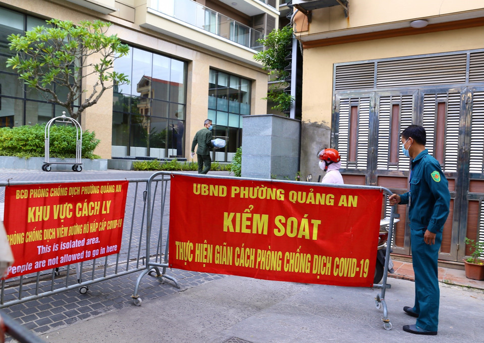 Người sinh sống và làm việc tại tòa Oakwood Residence Hanoi (Quảng An, Tây Hồ) được phép vào khu vực phong tỏa. (Ảnh: Hoàng Hiếu/TTXVN)