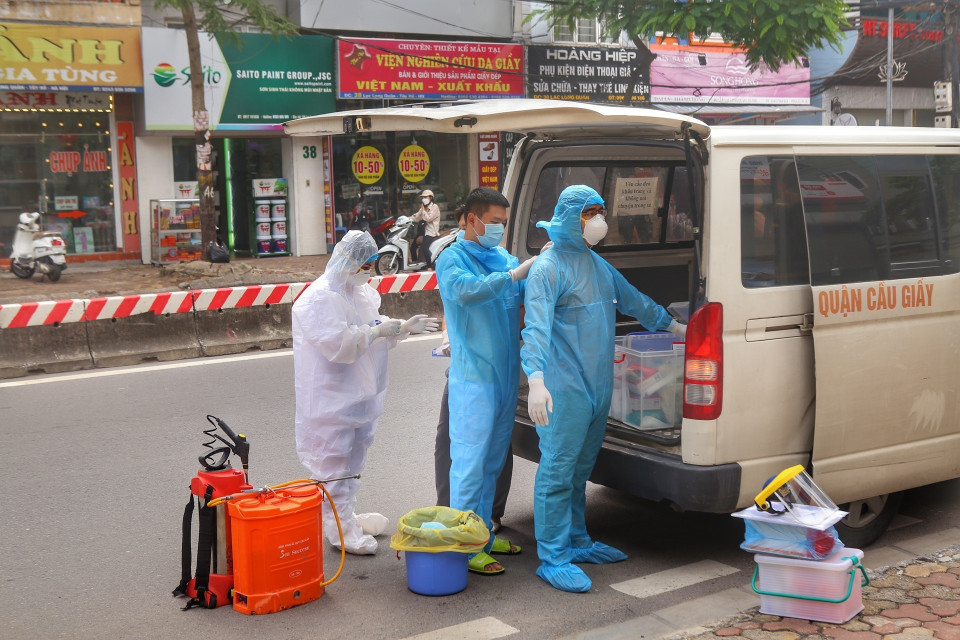 Nhân viên y tế quận chuẩn bị các biện pháp phòng chống dịch tại địa điểm ngân hàng Agribank, chi nhánh Hoàng Quốc Việt. (Ảnh: Tuấn Đức/TTXVN)