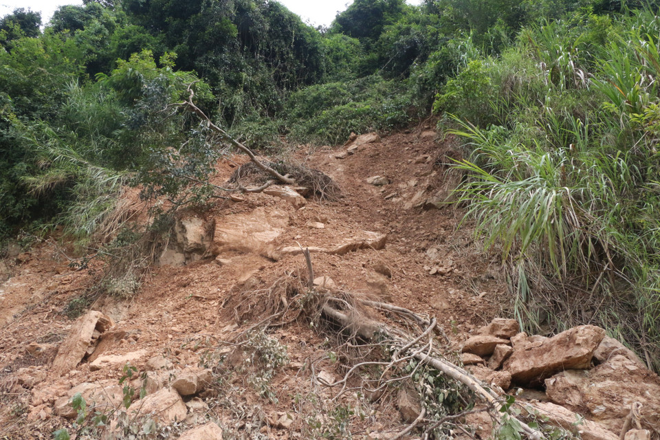 Từ xã Tam Thái đi đến xã Tam Hợp, huyện Tương Dương, đã có 5 điểm sạt lở lớn gây mất an toàn cho các phương tiện và người tham gia giao thông. (Ảnh: Bích Huệ/TTXVN)