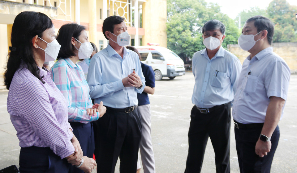 Phó Chủ tịch UBND Thành phố Hồ Chí Minh Dương Anh Đức (ngoài cùng, bên phải) cùng Giám đốc Sở Giáo dục và Đào tạo Thành phố Hồ Chí Minh Nguyễn Văn Hiếu (ở giữa) tới kiểm tra điểm tiêm vaccine phòng COVID-19 cho học sinh tại huyện Củ Chi. Ảnh: Thu Hương - TTXVN