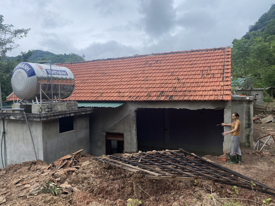 Chỉ cần một trận mưa lớn, đất đá ở ngọn núi này sẽ sạt lở xuống ảnh hưởng đến tính mạng của hàng trăm hộ dân ở xã Tam Thái, huyện Tương Dương. (Ảnh: Bích Huệ/TTXVN)