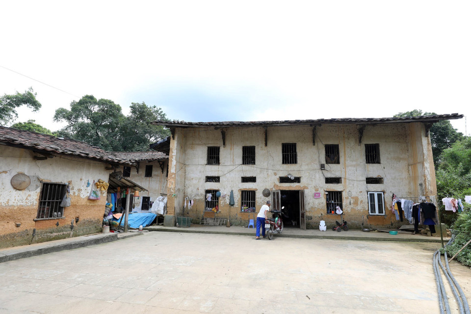 Nhà và bếp trình tường của gia đình ông Vi Văn Ty ở Bản Khiếng, xã Hữu Khánh (Lộc Bình, Lạng Sơn). (Ảnh: Anh Tuấn/TTXVN)