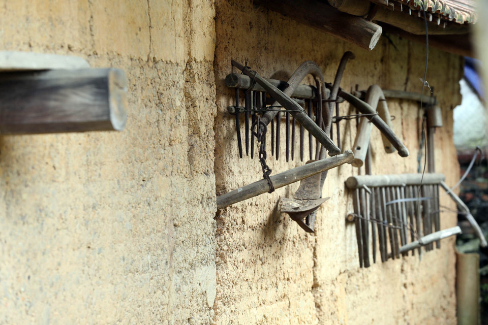 Những vật dụng nông nghiệp được treo trên tường phía sau nhà trình tường của gia đình ông Nông Văn Thiệp ở Bản Khiếng, xã Hữu Khánh (Lộc Bình, Lạng Sơn). (Ảnh: Anh Tuấn/TTXVN)