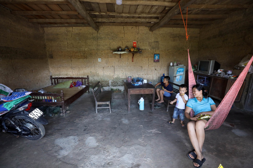 Thôn Bản Khiếng, xã Hữu Khánh (Lộc Bình, Lạng Sơn) có 170 hộ dân chủ yếu là dân tộc Tày, Nùng, trong đó 30% số hộ vẫn giữ được những ngôi nhà trình tường hơn một trăm năm tuổi. Trong ảnh: Bên trong nhà trình tường của gia đình bà Trịnh Thị Phương ở Bản Khiếng, xã Hữu Khánh (Lộc Bình, Lạng Sơn). (Ảnh: Anh Tuấn/TTXVN)