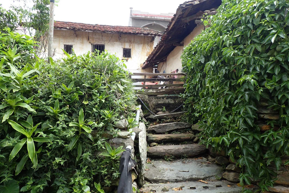 Những bậc ngõ vào một nhà trình tường tại Bản Khiếng, xã Hữu Khánh (Lộc Bình, Lạng Sơn). (Ảnh: Anh Tuấn/TTXVN)