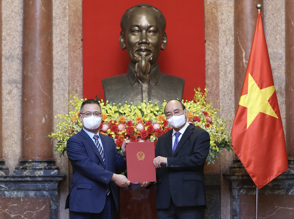 Chủ tịch nước Nguyễn Xuân Phúc trao quyết định bổ nhiệm cho Đại sứ Dương Chính Chức. (Ảnh: Lâm Khánh/TTXVN)
