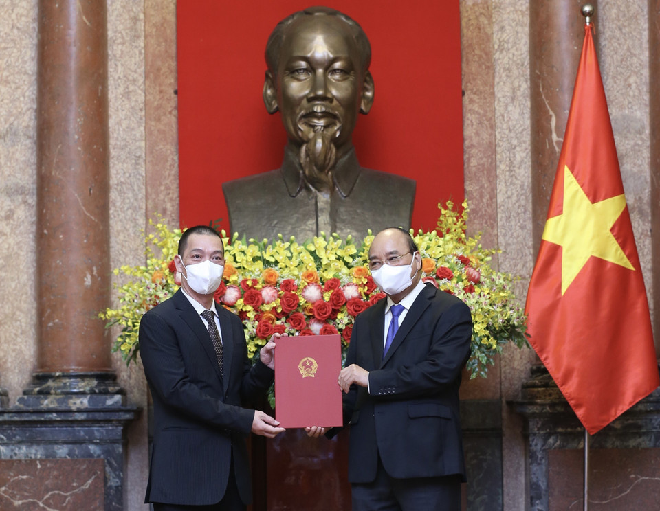 Chủ tịch nước Nguyễn Xuân Phúc trao quyết định bổ nhiệm cho Đại sứ Đỗ Sơn Hải. (Ảnh: Lâm Khánh/TTXVN)