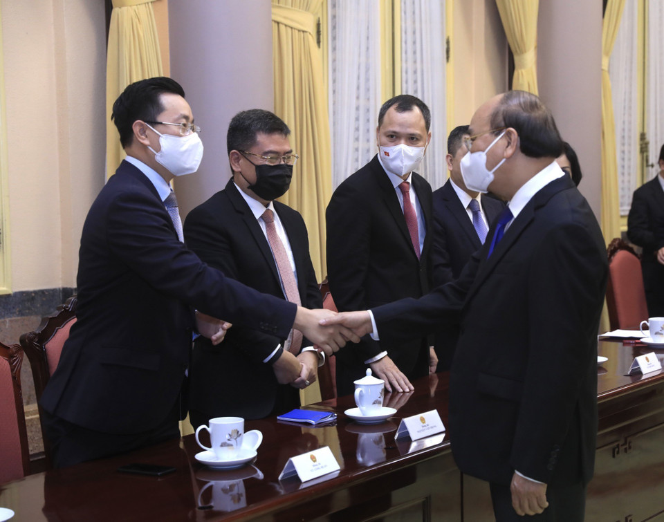 Chủ tịch nước Nguyễn Xuân Phúc với các đại sứ, trưởng cơ quan đại diện Việt Nam tại nước ngoài chuẩn bị lên đường nhận nhiệm vụ. (Ảnh: Lâm Khánh/TTXVN)