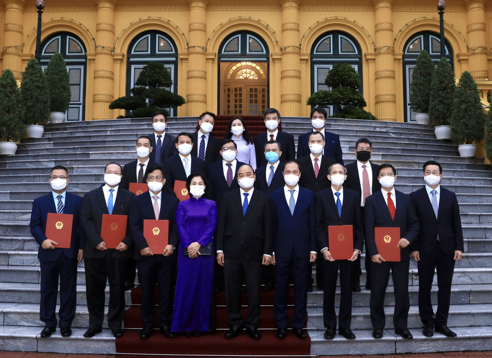 Chủ tịch nước Nguyễn Xuân Phúc với các Đại sứ, Trưởng cơ quan đại diện Việt Nam tại nước ngoài chuẩn bị lên đường nhận nhiệm vụ. (Ảnh: Lâm Khánh/TTXVN)