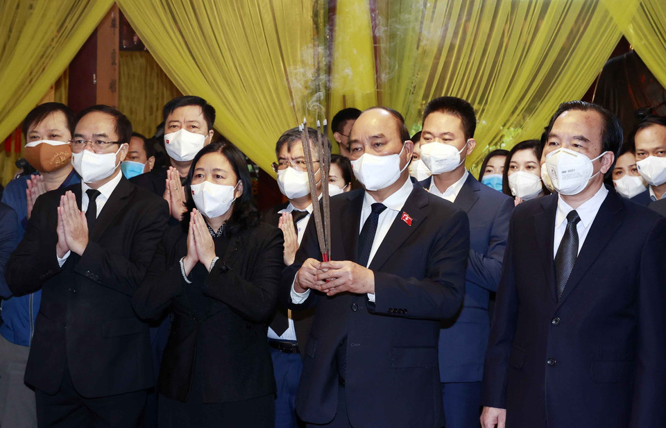 Chủ tịch nước Nguyễn Xuân Phúc viếng Đại lão Hòa thượng Thích Phổ Tuệ. (Ảnh: Thống Nhất/TTXVN)