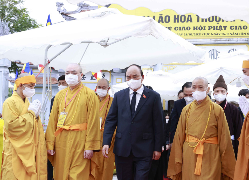 Chủ tịch nước Nguyễn Xuân Phúc đến viếng Đại lão Hòa thượng Thích Phổ Tuệ. (Ảnh: Thống Nhất/TTXVN)