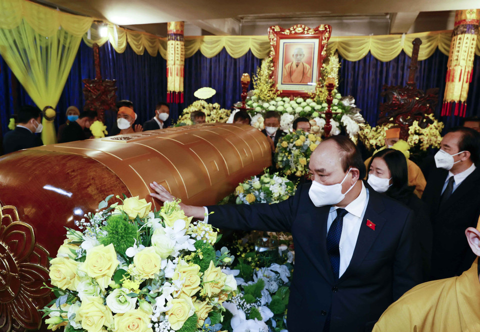 Chủ tịch nước Nguyễn Xuân Phúc viếng Đại lão Hòa thượng Thích Phổ Tuệ. (Ảnh: Thống Nhất/TTXVN)