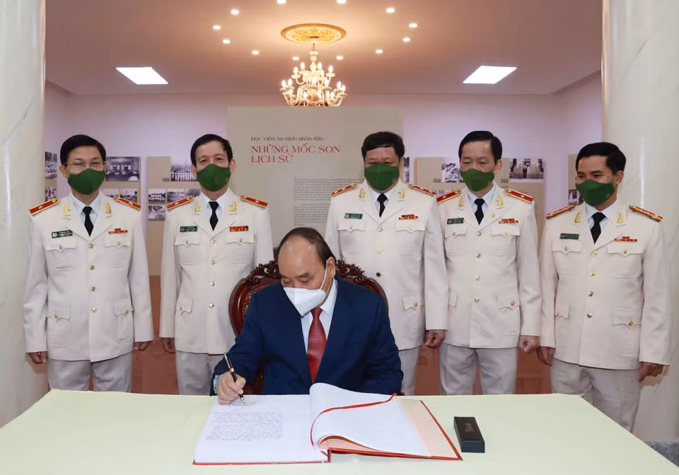 Chủ tịch nước Nguyễn Xuân Phúc lưu bút tại Phòng truyền thống của Học viện. (Ảnh: Thống Nhất/TTXVN)
