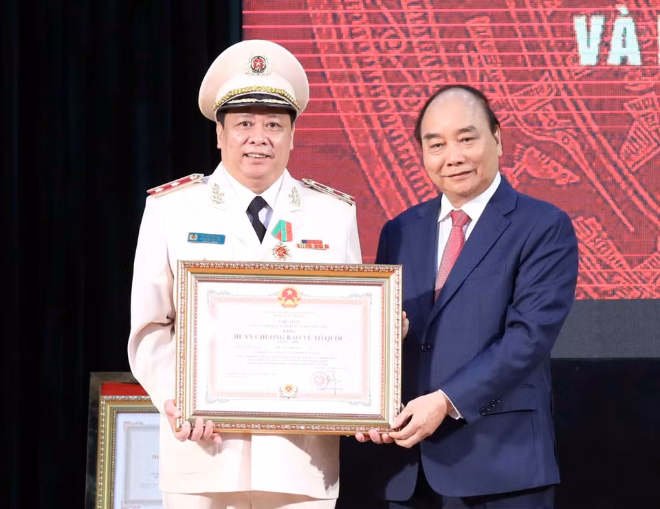 Chủ tịch nước Nguyễn Xuân Phúc trao tặng Huân chương Bảo vệ Tổ quốc hạng Nhì cho Giám đốc Học Hiện An ninh nhân dân Lê Văn Thắng. (Ảnh: Thống Nhất/TTXVN)