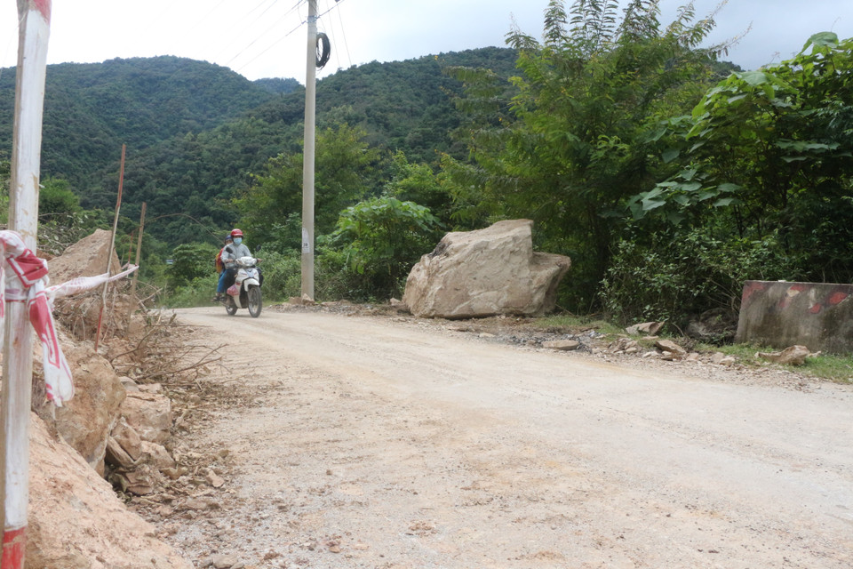 Sạt lở núi đã khiến cho lượng khối đất đá tràn xuống lòng đường gây mất an toàn cho các phương tiện qua lại trên tuyến đường xã Tam Thái đi vào xã Tam Hợp, huyện Tương Dương. (Ảnh: Bích Huệ/TTXVN)
