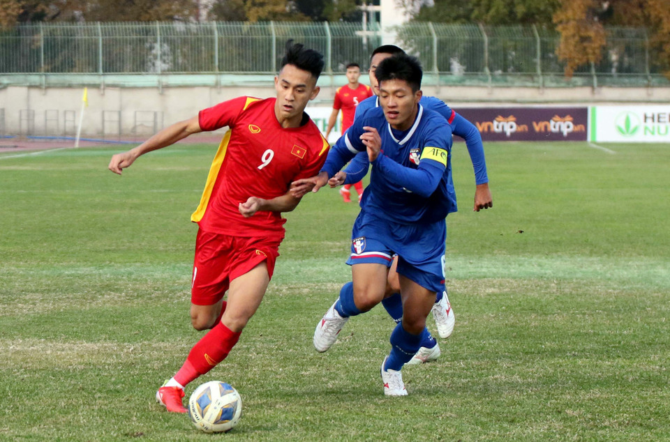 Các cầu thủ áo đỏ dồn đội hình lên tấn công. (Ảnh: TTXVN)