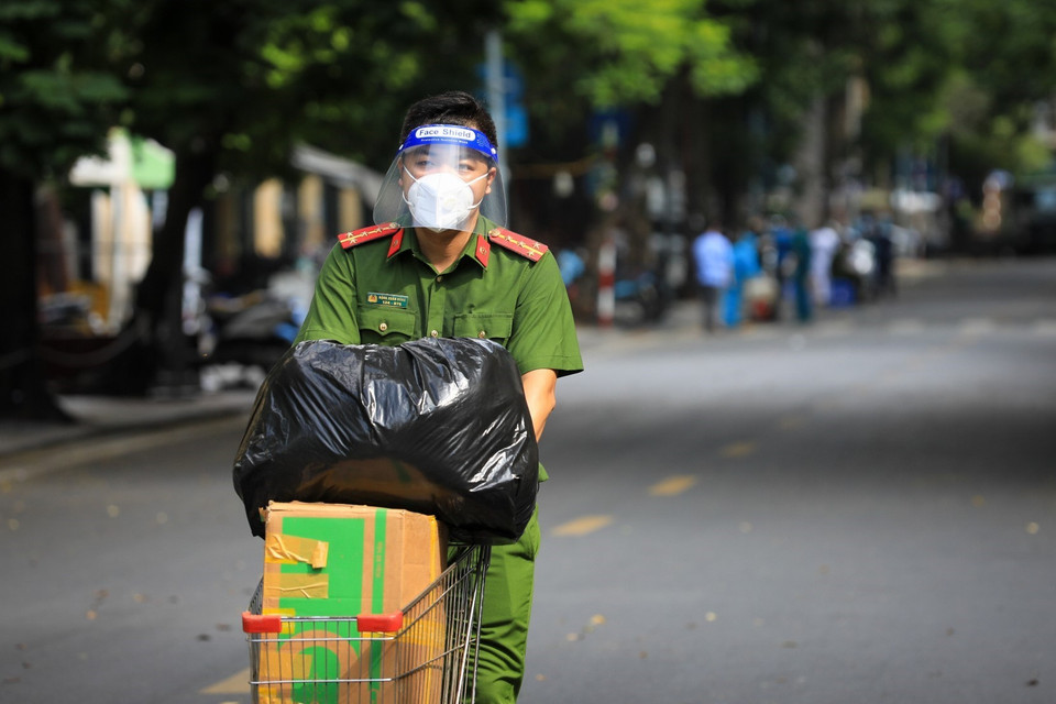Tất cả đồ nhu yếu phẩm gửi vào bệnh viện Việt Đức đều phải thông qua lực lượng chức năng chuyển vào. (Ảnh: Thành Đạt/TTXVN)