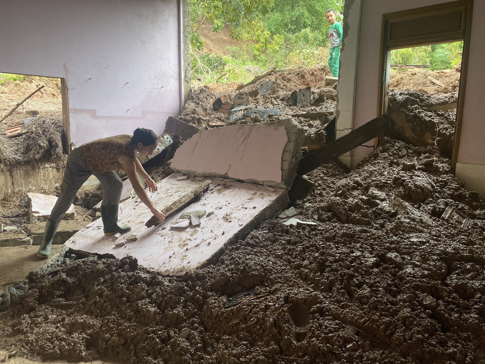 Ngôi nhà khang trang kiên cố cũng không chống đỡ nổi của khối lượng đất đá từ ngọn núi phía sau nhà ập xuống ở bản Can, xã Tam Thái, huyện Tương Dương. (Ảnh: Bích Huệ/TTXVN)