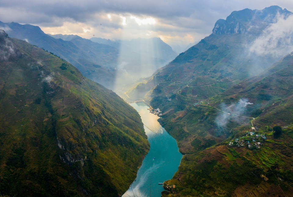 Dòng sông Nho Quế với màu xanh ngọc bích ẩn hiện giữa núi. (Ảnh: Nam Thái/TTXVN)