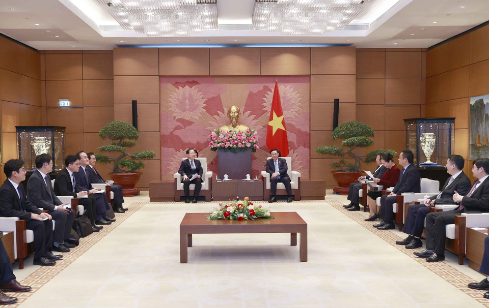 Chủ tịch Quốc hội Vương Đình Huệ tiếp ông Park Hark-kyu, Tổng Giám đốc phụ trách tài chính Công ty Samsung Electronics. (Ảnh: Doãn Tấn/TTXVN)